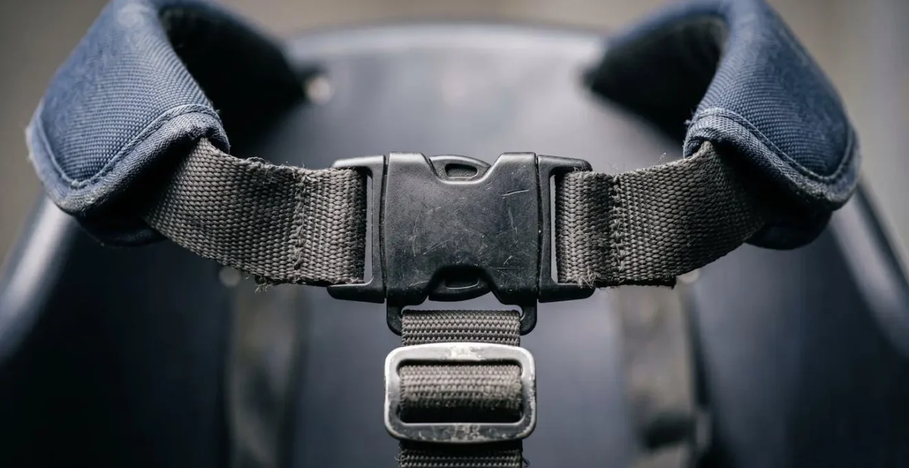 Gros plan sur système de harnais de sécurité d'un siège vélo enfant