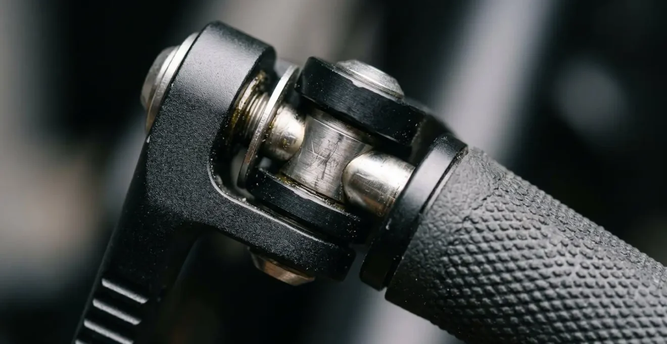 Détail en gros plan de la texture d'une poignée de guidon de vélo, symbolisant la qualité et la fiabilité de l'équipement de mobilité.