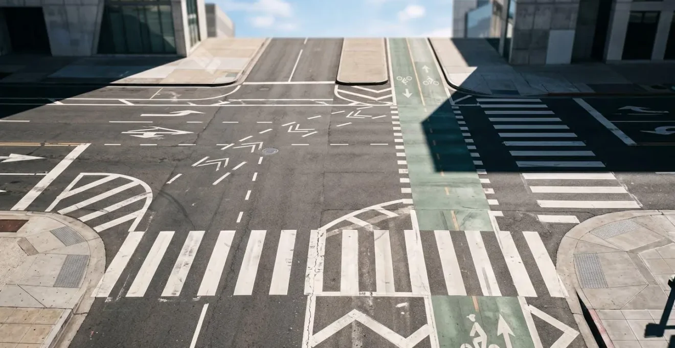 Vue en plongée d'une intersection urbaine montrant la géométrie des trajectoires et zones de visibilité