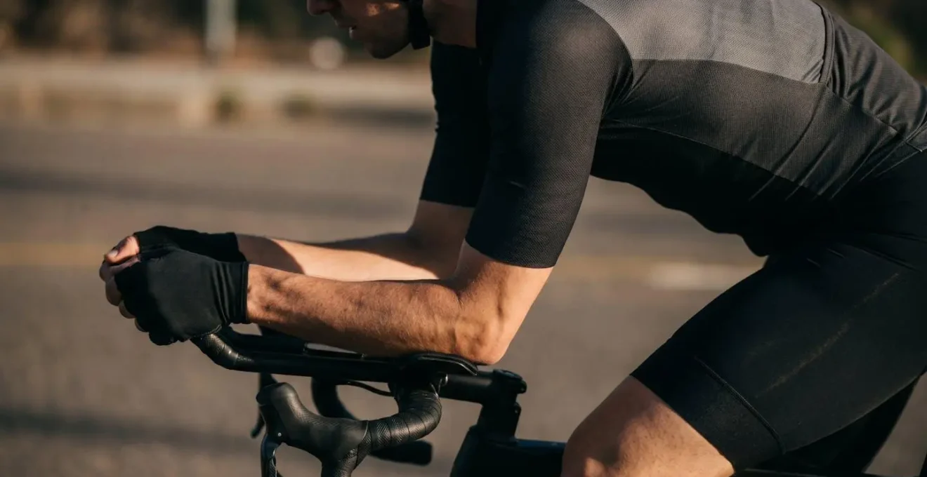 Cycliste adoptant une position aérodynamique sur route avec buste baissé
