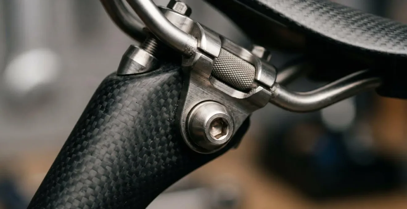 Détail macro de la zone de contact entre la selle de vélo et le tube de selle, illustrant l'importance du réglage précis