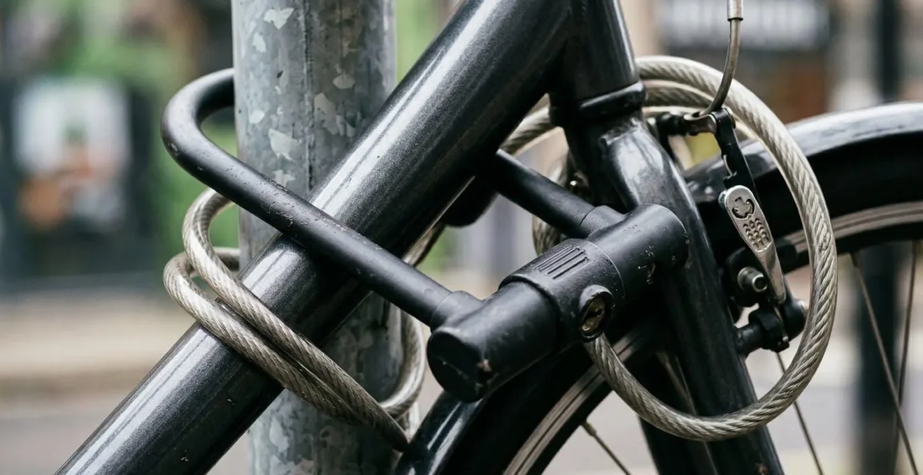 Système de sécurité multicouche pour vélo urbain avec différents types d'antivols